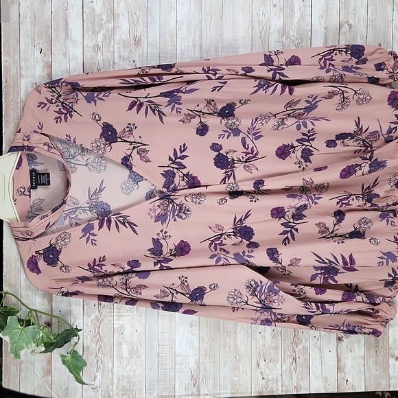 torrid Tops - Torrid, women's Mauve and lavender floral top, snap closure, long sleeves, Sz 2